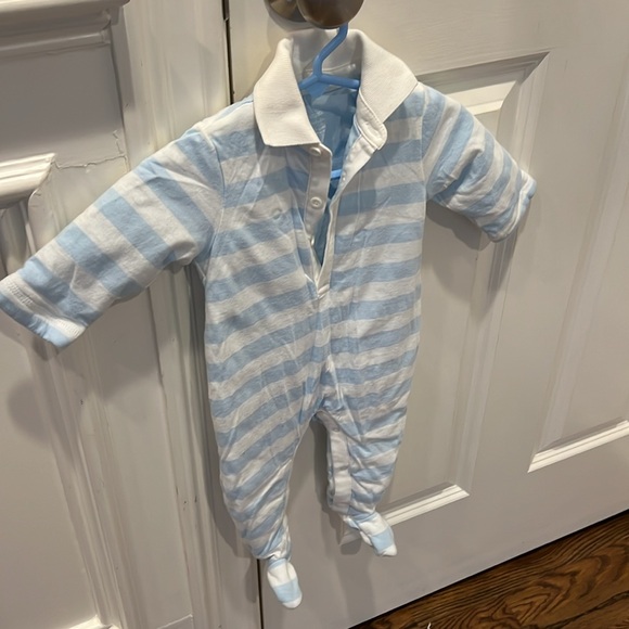 Like new baby gap size 3 to 6 months, onesie, baby blue and white striped - Picture 3 of 5